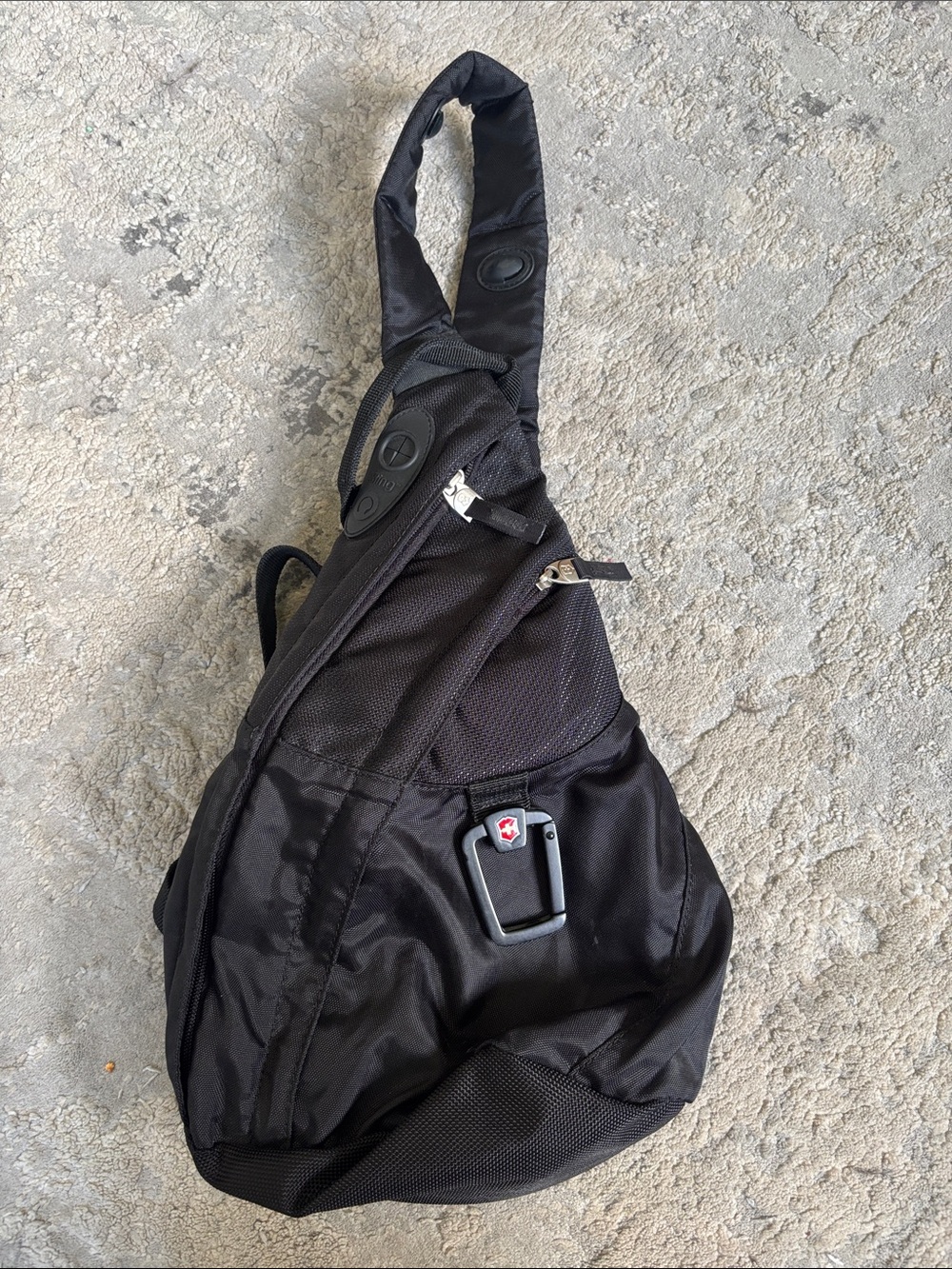 Victorinox Swiss Army Black Men’s Sling Bag with Secure Buckle